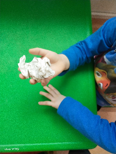 Ćwiczymy rączki – robimy kule „śnieżne” z papieru.